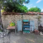 House - Sleeps 5 Scenic Views Fireplace & Garden Baiardo