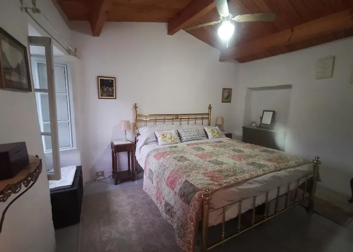 House - Sleeps 5 Scenic Views Fireplace & Garden *