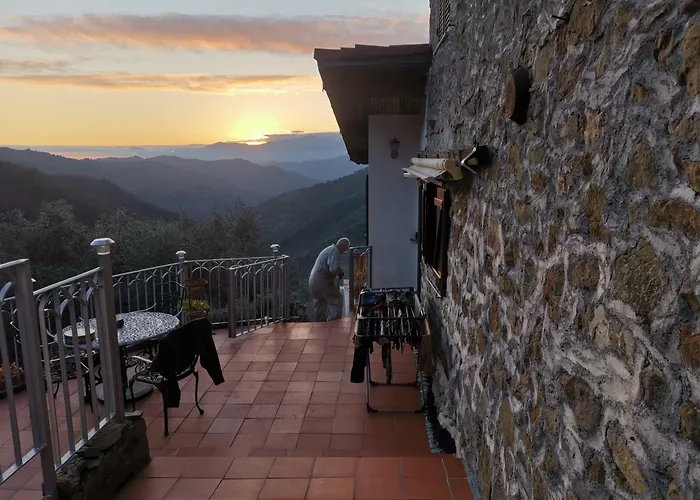 House - Sleeps 5 Scenic Views Fireplace & Garden * Baiardo