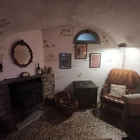 House - Sleeps 5 Scenic Views Fireplace & Garden 펜션 *