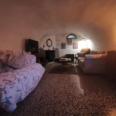 House - Sleeps 5 Scenic Views Fireplace & Garden Baiardo