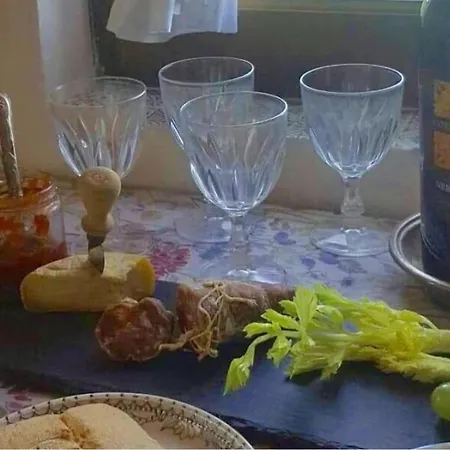 Dom wakacyjny House - Sleeps 5 Scenic Views Fireplace & Garden Baiardo