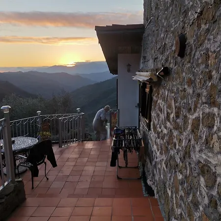 House - Sleeps 5 Scenic Views Fireplace & Garden * Baiardo