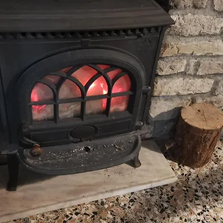 House - Sleeps 5 Scenic Views Fireplace & Garden