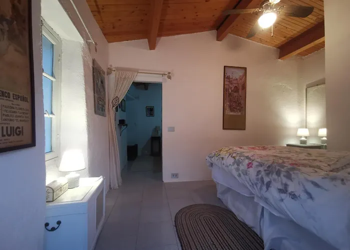 Nyaraló House - Sleeps 5 Scenic Views Fireplace & Garden Baiardo