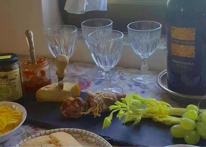 Nyaraló House - Sleeps 5 Scenic Views Fireplace & Garden Baiardo