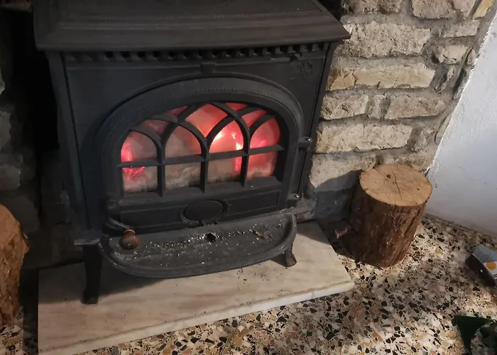 House - Sleeps 5 Scenic Views Fireplace & Garden